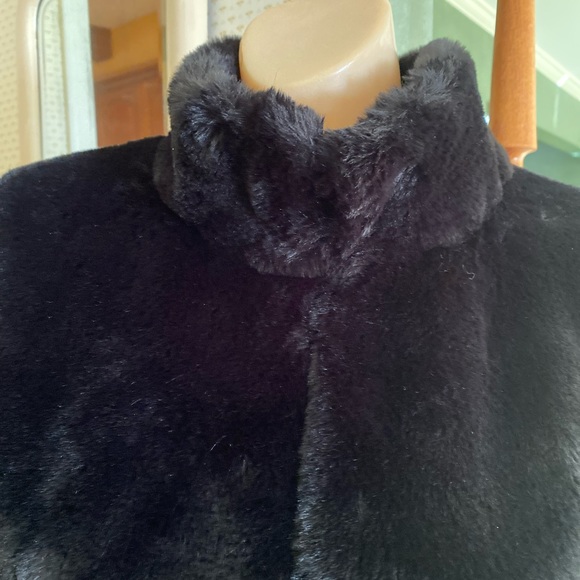๐ฅSEXY, soft๐FAUX FUR JACKET. 5 hook and eye closures. Like new. - Picture 3 of 8